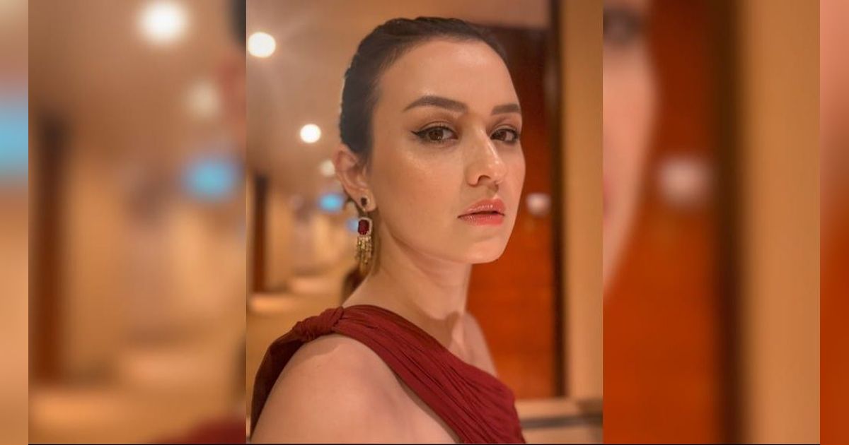 Tampil Mengenakan Gaun Merah, ini Potret Cantik Kimberly Ryder saat Hadiri Acara di Hong Kong