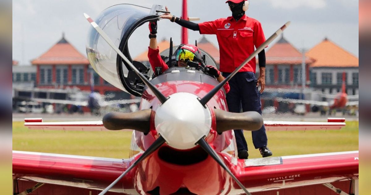 FOTO: Aksi Jupiter Aerobatic Team Bikin Mata Dunia Berdecak Kagum Saat Membuka Bali International Airshow 2024