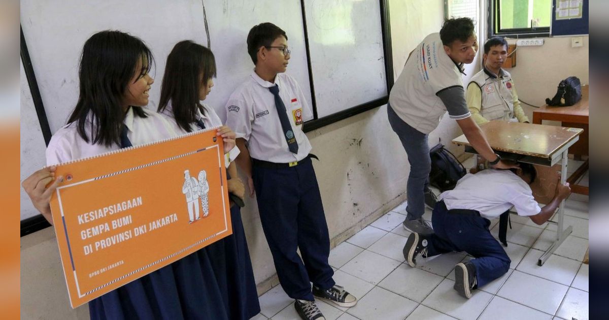 FOTO: Antusiasme Pelajar SMP di Jakarta Mengikuti Simulasi Kesiapsiagaan Menghadapi Gempa Bumi