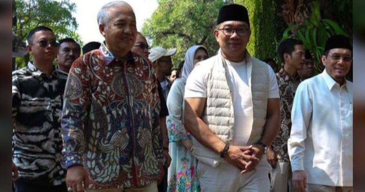 7 Foto Gaya Casual Ridwan Kamil Dengan Vest Parasut Yang Menjadi Sorotan Publik