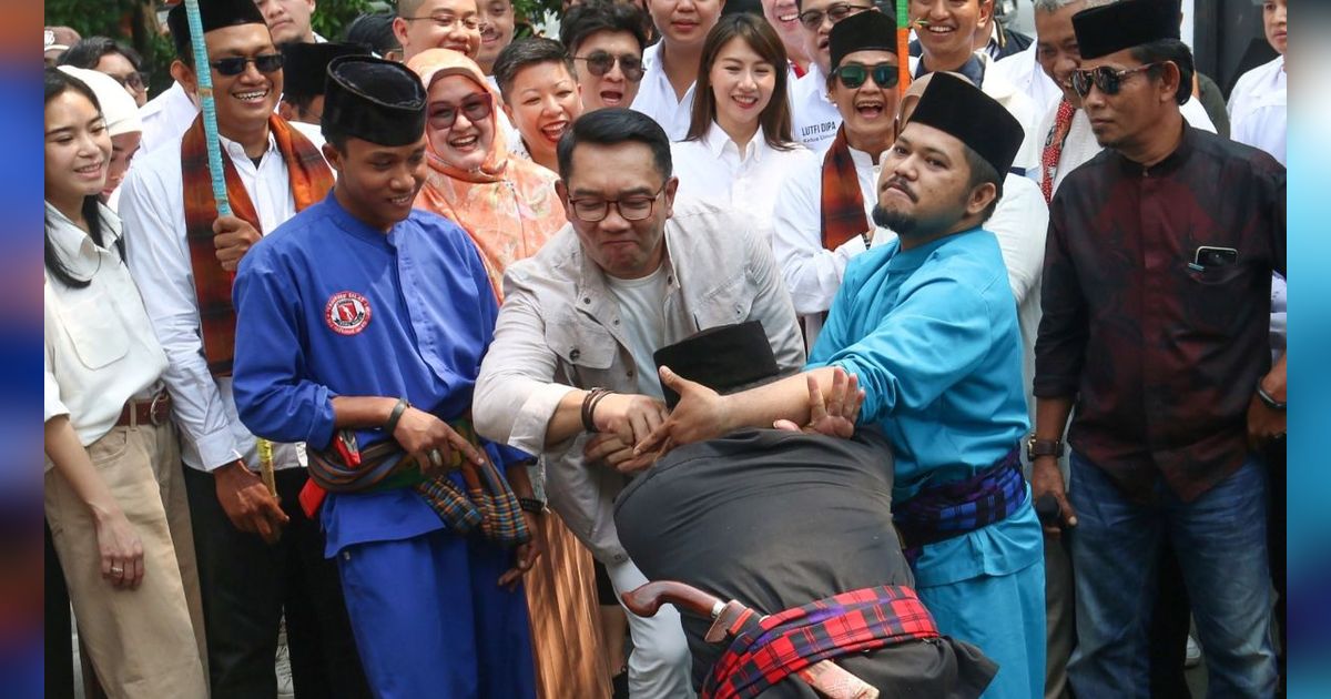 FOTO: Tradisi Palang Pintu Sambut Ridwan Kamil Saat Menyambangi Kantor TKN-Fanta di Menteng