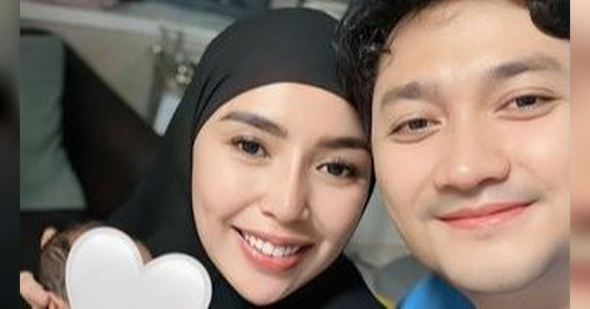 Potret Baby Safiyya Anya Anak Angga Wijaya, Punya Paras Cantik dan Gemesin Banget!