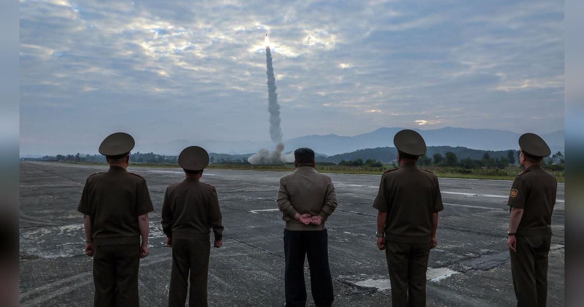 FOTO: Ngeri! Korea Utara Tembakkan Rudal Balistik Berhulu Ledak Monster