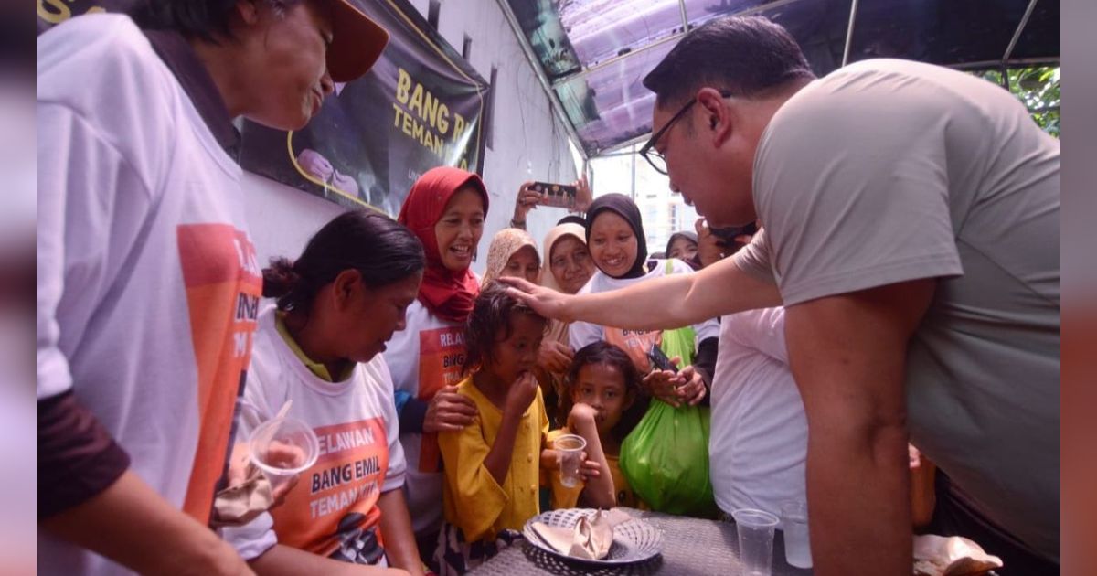 FOTO: Keakraban Ridwan Kamil Bincang Santai dengan Warga di Posko Makan Gratis Jakarta