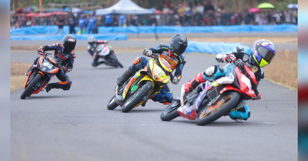 FOTO: Sengitnya Para Pembalap Bersaing di Seri Pertama Yamaha Cup Race 2024