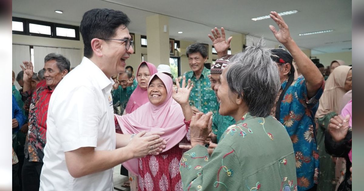 FOTO: Peringati HUT Kadin, Arsjad Rasjid Sambangi Panti Werdha