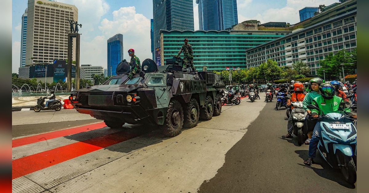 FOTO: Antusias Warga Ibu Kota Menyaksikan Defile Kendaraan Tempur TNI