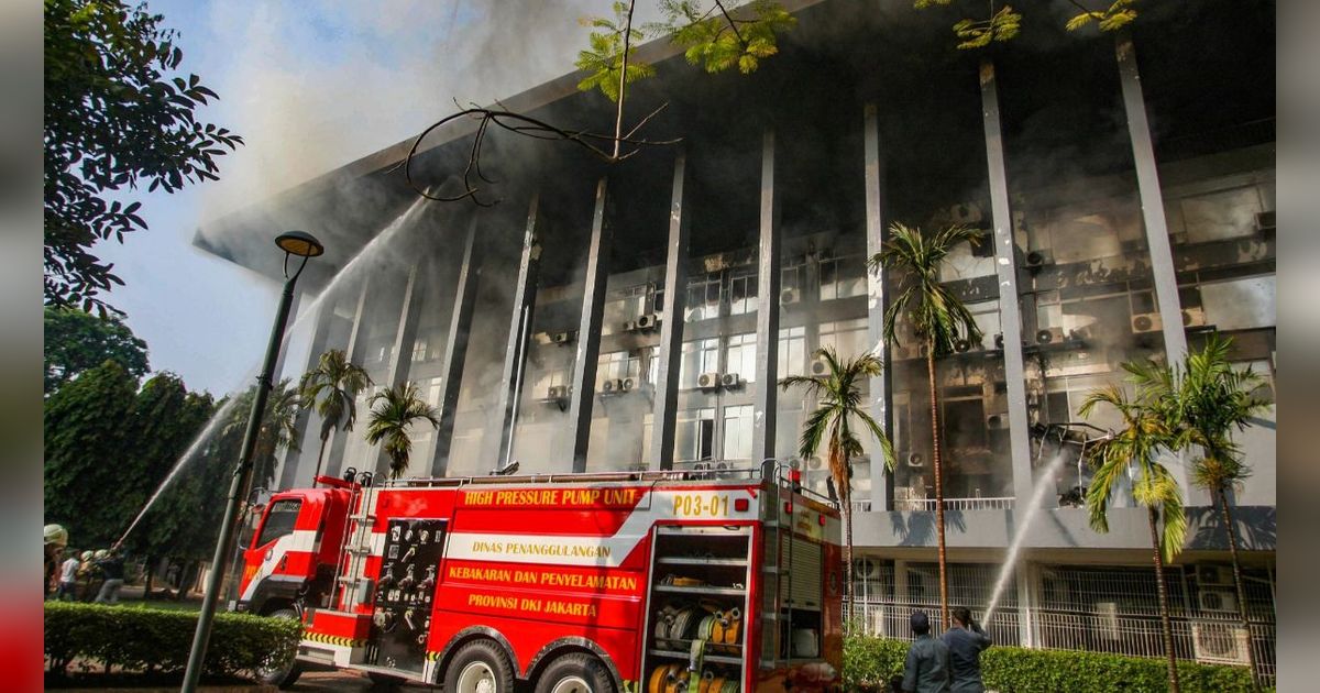 FOTO: Penampakan Kobaran Api Disertai Asap Hitam Hanguskan Gedung Bakamla