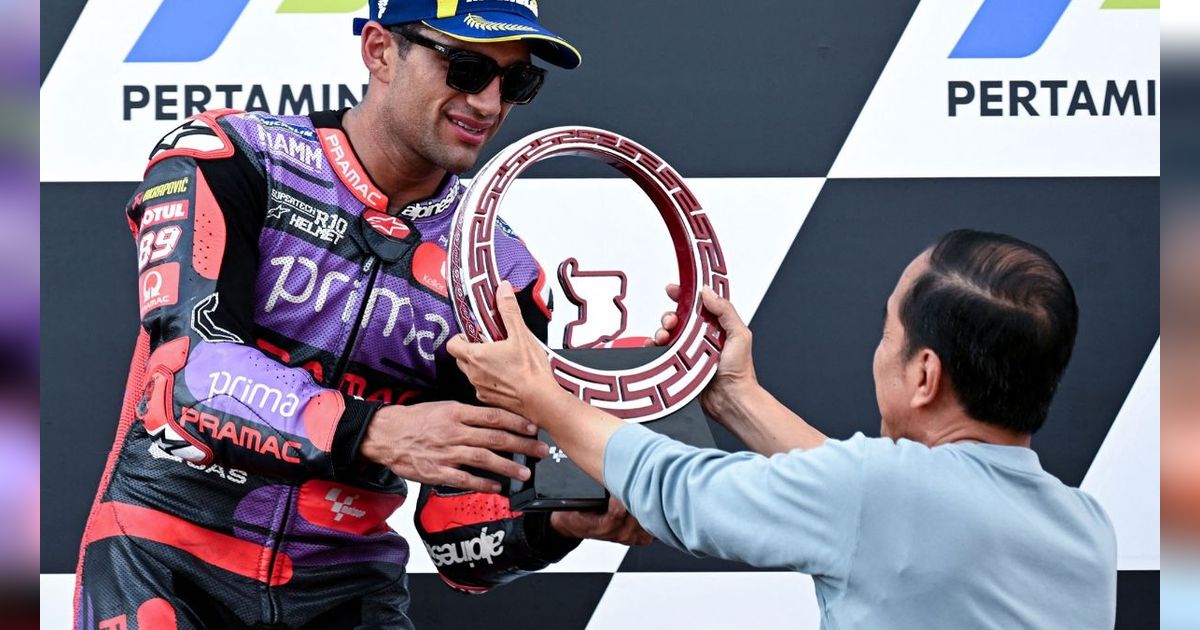 FOTO: Juara MotoGP Indonesia 2024, Jorge Martin Terima Trofi Kemenangan dari Jokowi