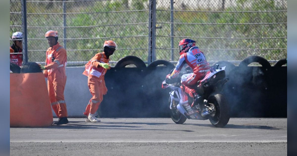 FOTO: Momen Motor Marc Marquez Terbakar dan Sempat Emosinya Meledak Gara-Gara Kelalaian Marshal MotoGP Mandalika