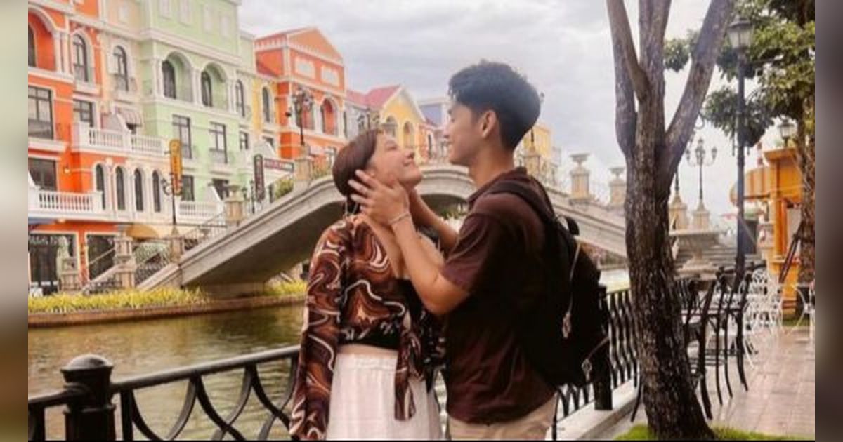 Pose Romantis di Pinggir Sungai, 8 Foto Cassandra Lee dan Ryuken Lie Ketika Bulan Madu ke Vietnam