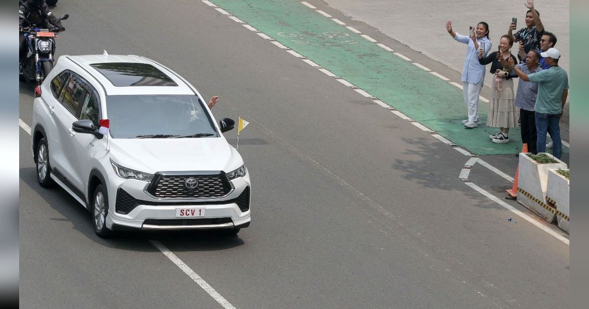 FOTO: Lambaian Tangan Paus Fransiskus Sapa Warga Jakarta dari Mobil Kijang Innova Zenix