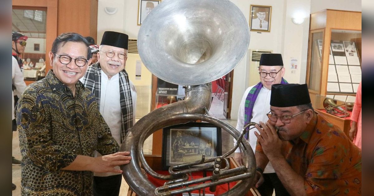 FOTO: Senyum Semringah Pramono Anung hingga Pose Rano Karno Meniup Tanjidor saat Diajak Foke Keliling Museum MH Thamrin