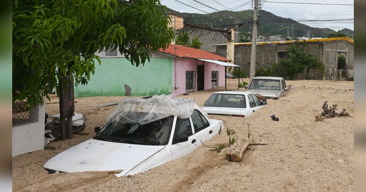 FOTO: Penampakan Mobil-Mobil di Meksiko Terkubur Pasir Usai Terjangan Badai John