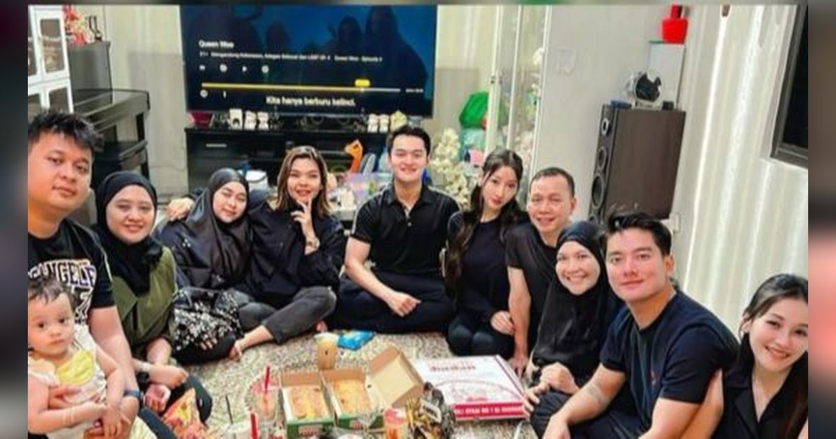 Ada Lucinta Luna Juga, 8 Foto Boy William Saat Datangi Rumah Ayu Ting Ting Untuk Berbela Sungkawa