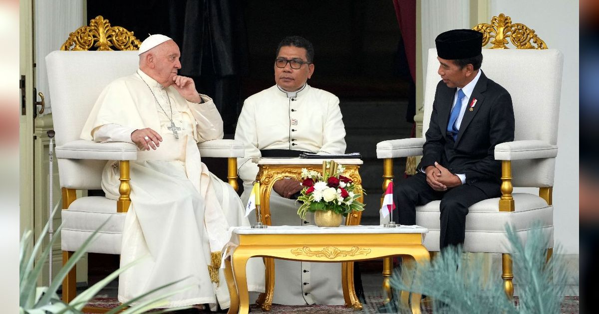 FOTO: Momen Hangat Pertemuan Jokowi dan Paus Fransiskus di Istana Merdeka