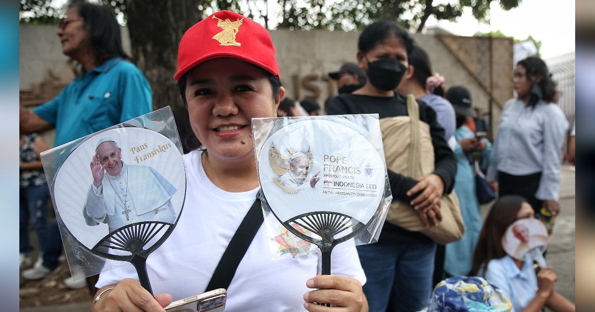 FOTO: Antusiasme Masyarakat Menanti Kedatangan Paus Fransiskus di Gereja Katedral Jakarta