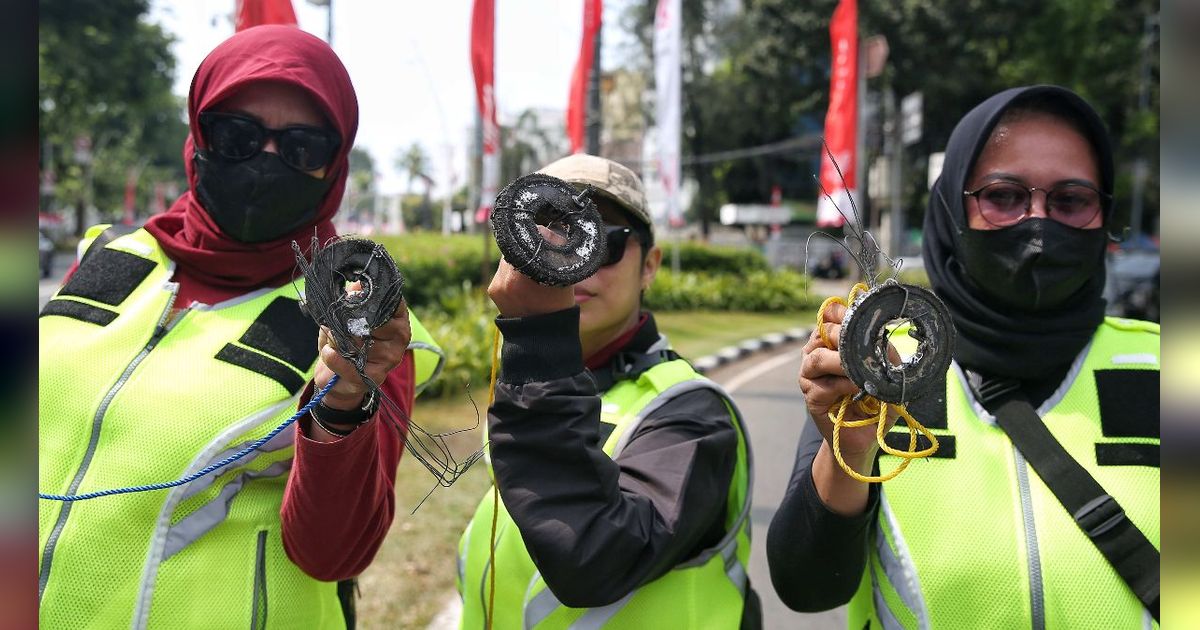 FOTO: Kisah Relawan Saber Ranjau Paku Turun ke Jalan demi Amankan Perjalanan Paus Fransiskus