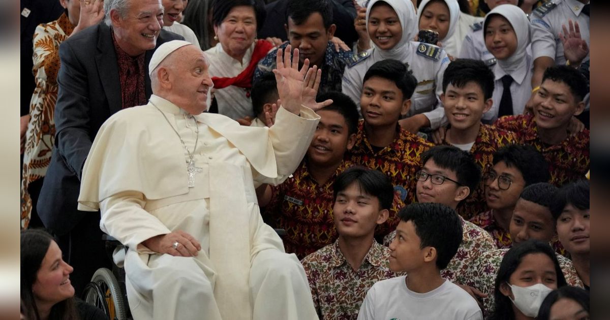 FOTO: Momen Sambutan Meriah Para Jemaat Saat Paus Fransiskus Tiba di Gereja Katedral Jakarta