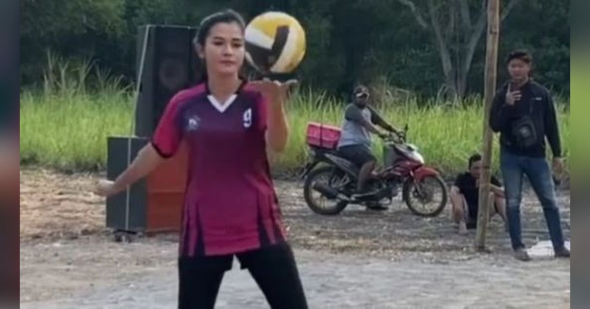 Aksinya Curi Perhatian Netizen, 8 Foto Bella Bonita Saat Main Voli di Kampung Halaman Denny Caknan