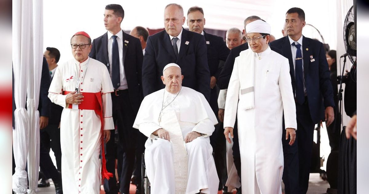 FOTO: Momen Hangat Paus Fransiskus Kunjungi Masjid Istiqlal, Disambut Tabuhan Rebana dan Lantunan Ayat Suci Hafizah Tunanetra