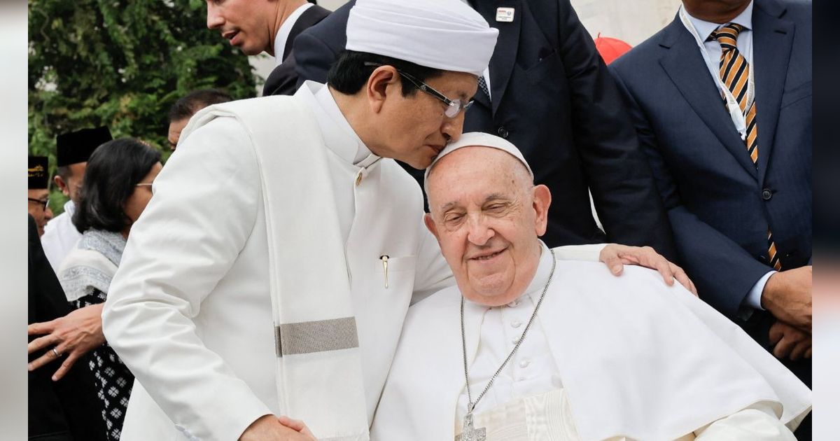 FOTO: Kemesraan Paus Fransiskus dan Imam Besar Masjid Istiqlal Saling Cium Tangan dan Kepala