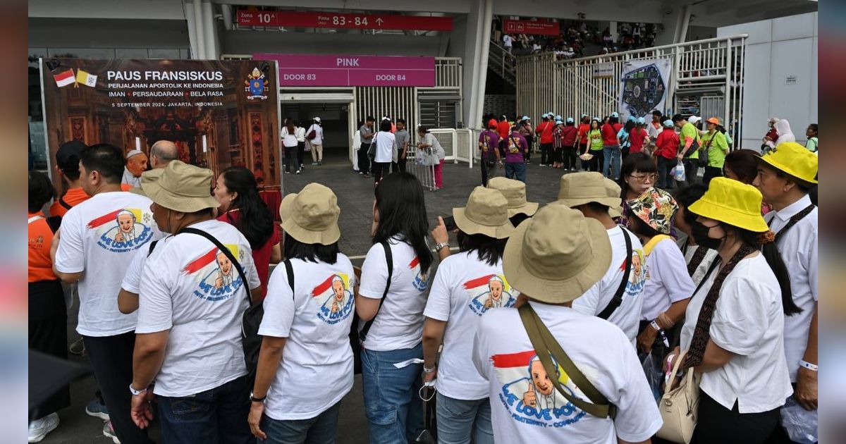 FOTO: Begini Situasi GBK Jelang Misa Suci Paus Fransiskus, Ribuan Jemaat Terus Berdatangan