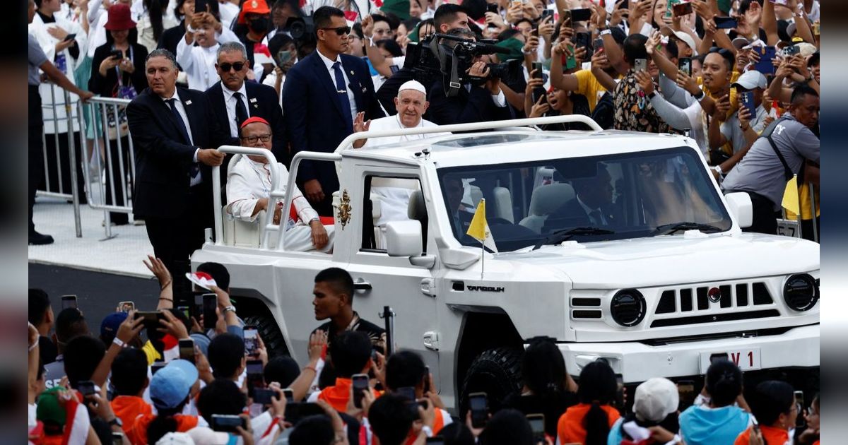 FOTO: Momen Paus Fransiskus Naik Maung Pindad Sapa Jemaat Misa Suci di GBK, 'Viva Il Papa' Menggema