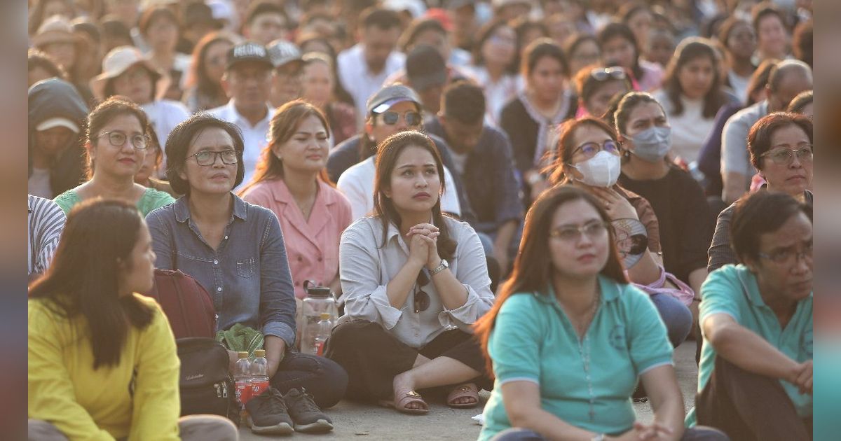 FOTO: Tak Bisa Masuk GBK, Umat Katolik Tetap Khidmat Ikuti Misa Suci Paus Fransiskus Meski Lewat Layar Lebar