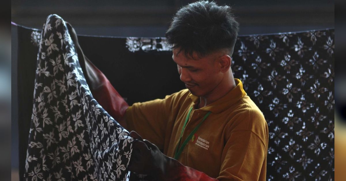 FOTO: Semangat Warga Binaan Lapas Cipinang Ikuti Pelatihan Membuat Batik