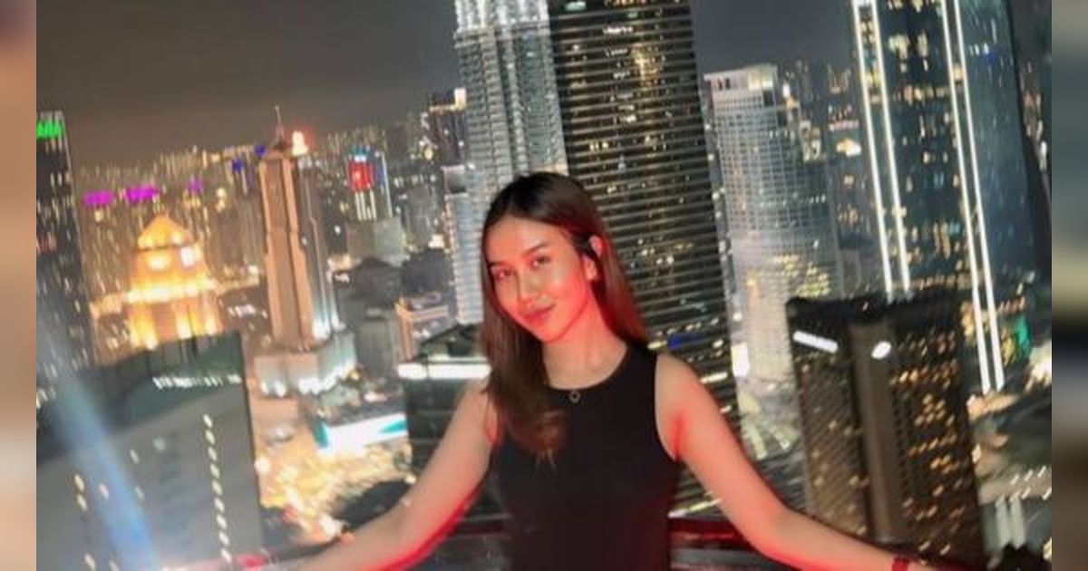 Bak Wanita Karir, 8 Foto Terbaru Mayang Adik Mendiang Vanessa Angel Yang Magang di Kantor DPR-MPR