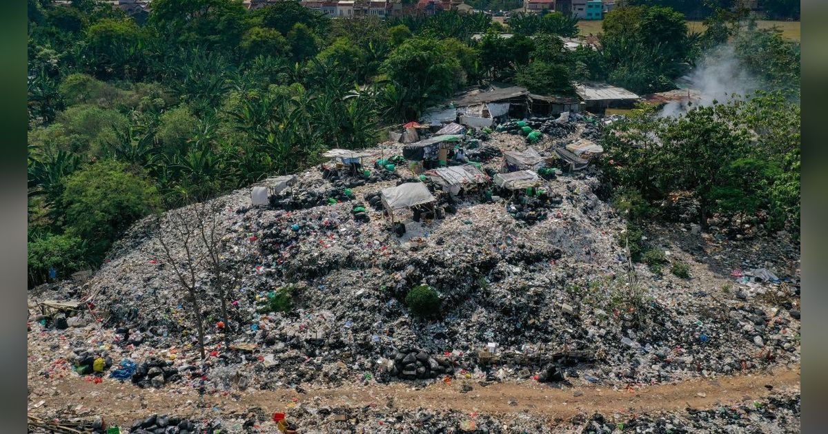 FOTO: Penampakan Gunungan Sampah di TPA Liar Depok yang Diprotes Warga