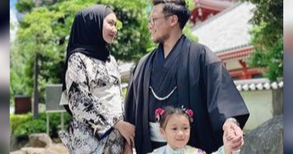 7 Momen Keseruan Dian Pelangi dan Keluarga saat Liburan di Jepang, Paras Cantik dan Lucu Sang Anak Bikin Salfok