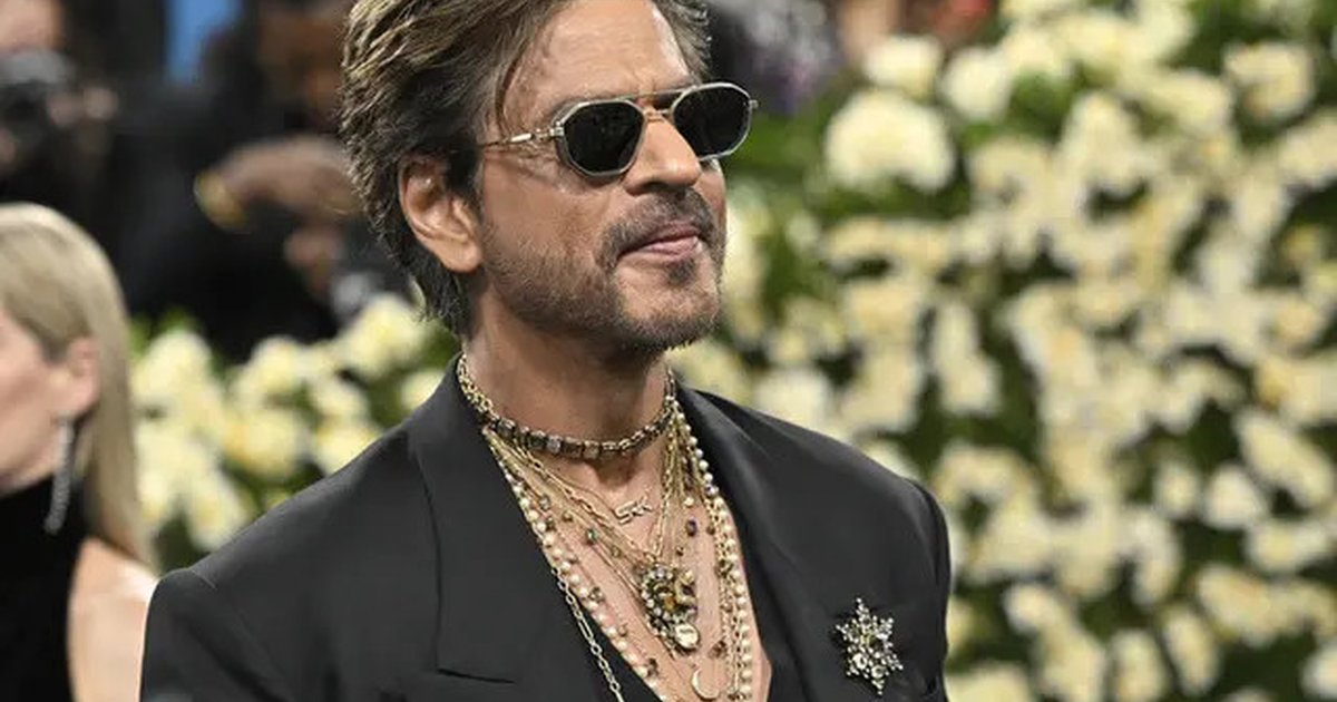Shah Rukh Khan Membuat Debut di Met Gala 2025 dengan Gaya Eksentrik, Tampil Gagah dengan Kalung Liontin Huruf K Jumbo