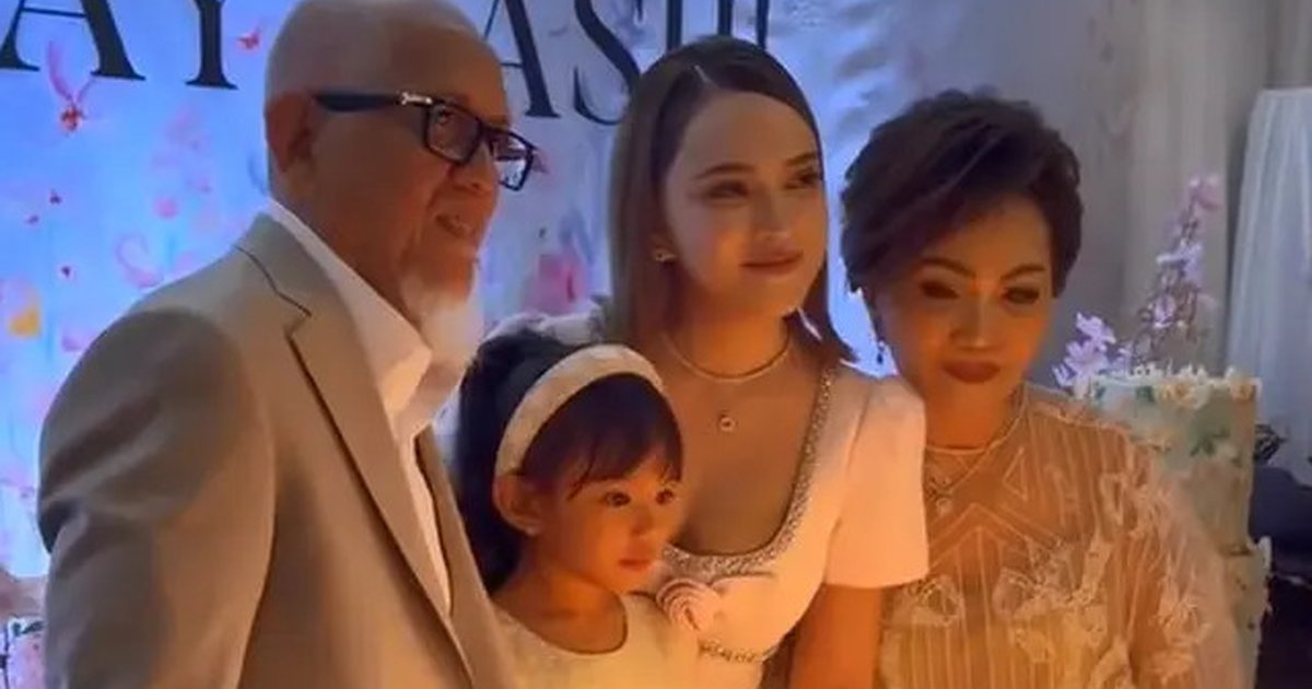 Cantik dan Memesona, Potret Perayaan Ultah Shandy Aulia, Kompak Berpakaian Serba Putih dengan Putrinya