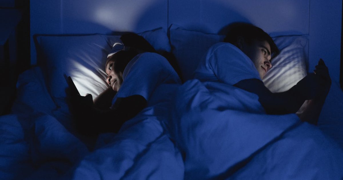 Waspada! Main HP Sebelum Tidur Bisa Meningkatkan Risiko Insomnia Hingga 59%