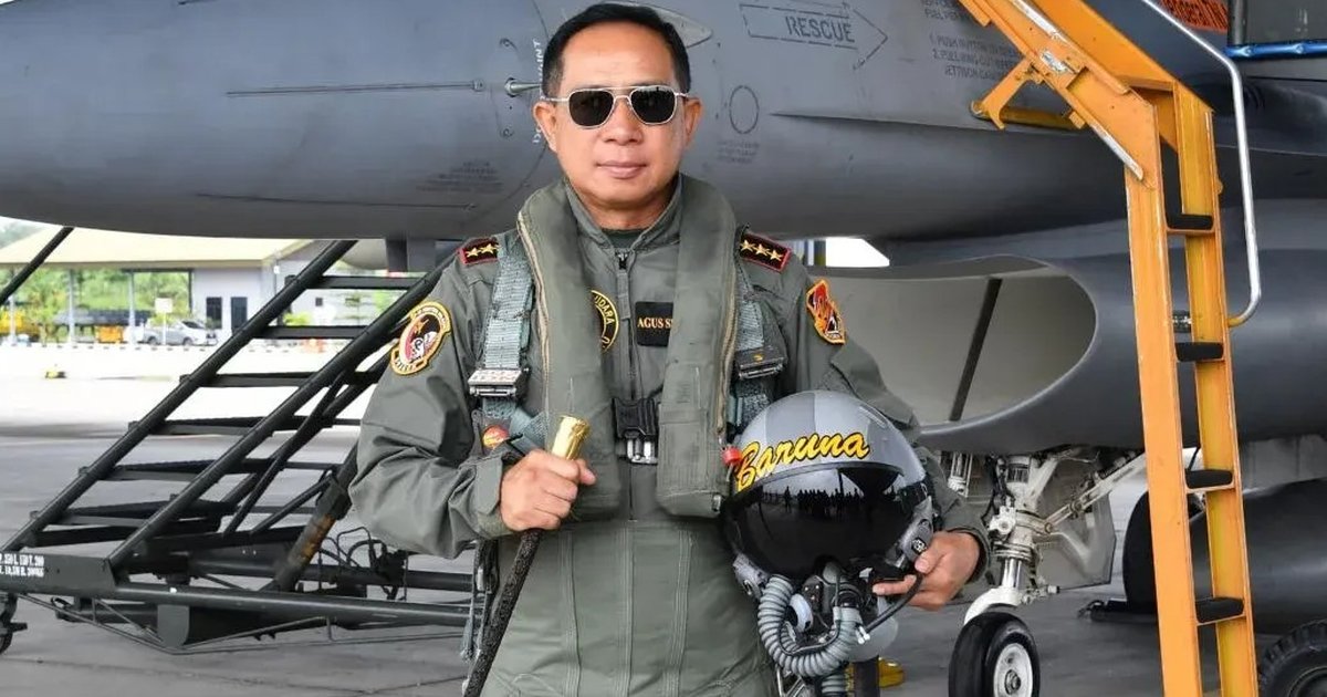 Terima Wing Kehormatan dari AU, Potret Gagah Panglima TNI Pose di Pesawat Tempur jadi Sorotan