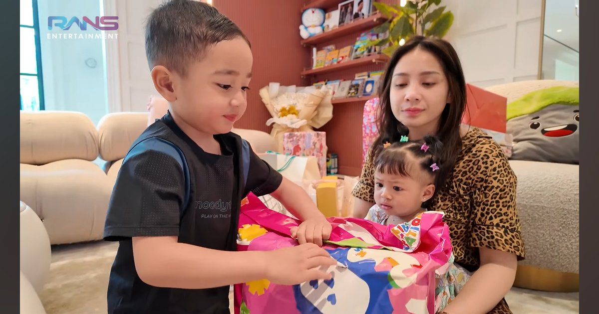 Penampakan Kado Rafathar & Rayyanza Untuk Baby Lily Di-Unboxing Nagita Slavina, Gemas Banget!