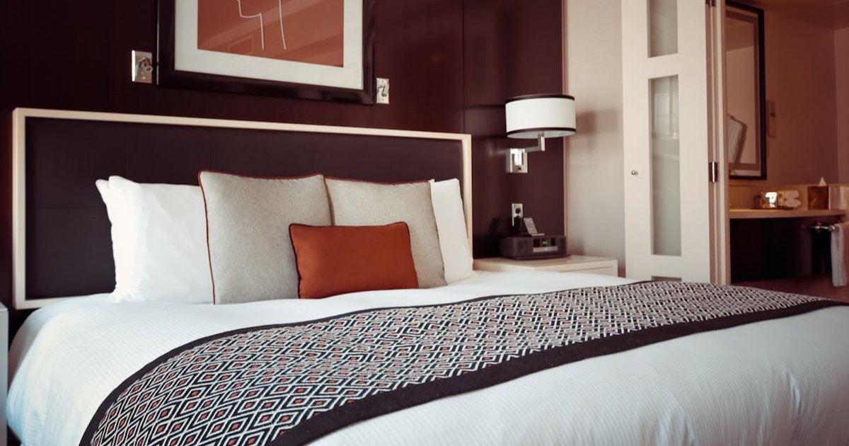 Pernah Bertanya? Ternyata Ini Alasan Kenapa Hotel Jarang Menyediakan Guling