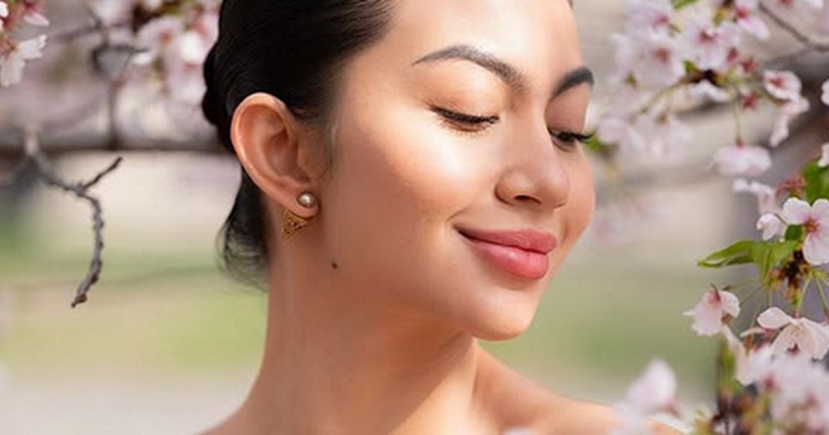 Ariel Tatum Pemotretan Pakai Kain Batik Berlatar Sakura di Jepang, Pancarkan Kecantikan Wanita Indonesia
