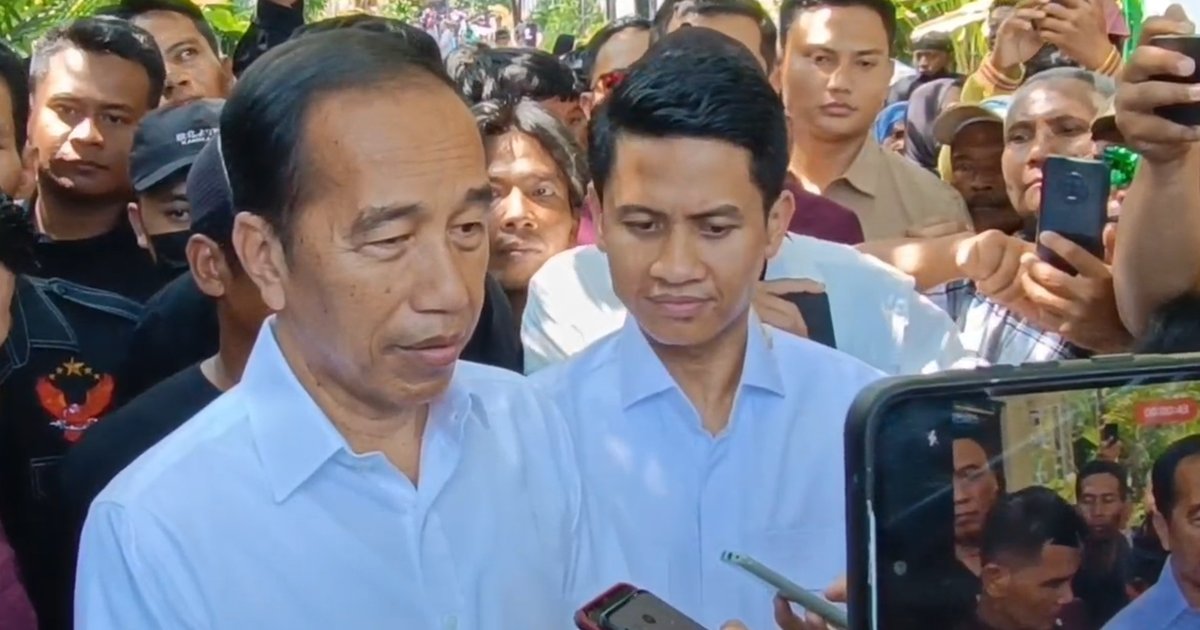 20 Menit Jokowi Pamer Ijazah Asli Lulus UGM ke Awak Media