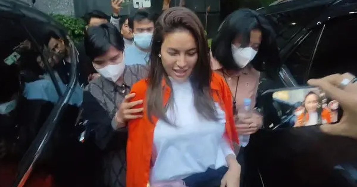 Nikita Mirzani Muncul ke Publik! Jadi Saksi Kasus Istri Juragan99 Bikin Ruang Sidang Panas