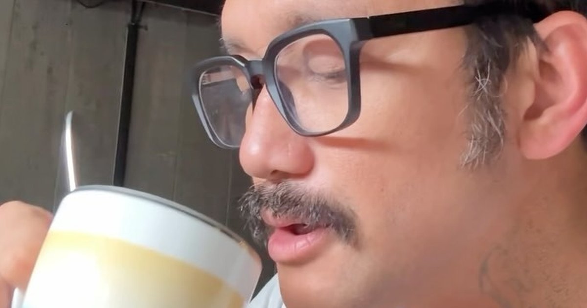 Gara-Gara Viral di Youtube, Tora Sudiro Jajal Bikin Kopi dari Biji Kurma Sambil Pakai Helm