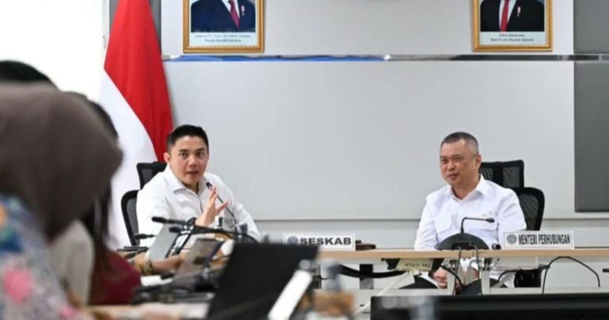 VIDEO: Adab Seskab Teddy Jemput Tamu Penting Istana, Tak Injak Karpet Ikuti Prabowo