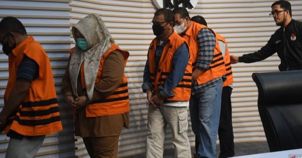 Benar-Benar Tak Tahu Malu, Eks Sekda Kendari Tebar Senyum dan Pose 2 Jari Usai Ditetapkan Tersangka Kasus Dugaan Korupsi