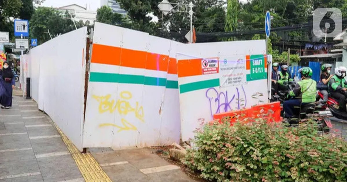 FOTO: Penampakan Proyek Galian di Kawasan Cikini yang Bikin Macet dan Ganggu Pejalan Kaki