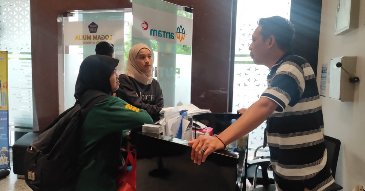Demam Emas Batangan, Warga Rela Keliling Toko Demi Harga Miring