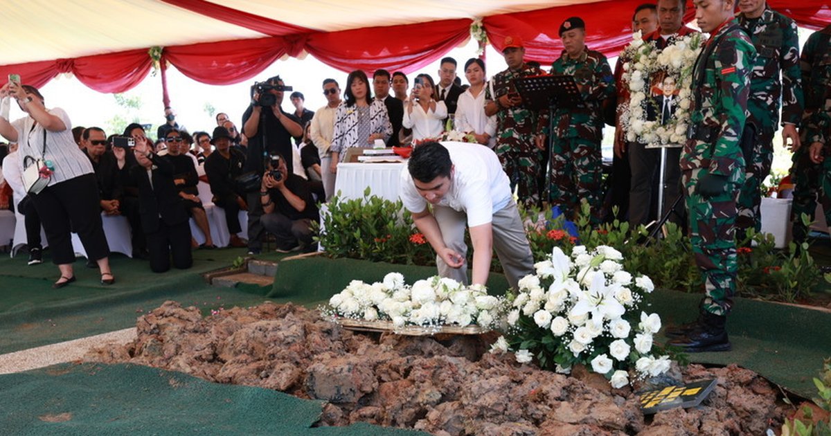 Penuh Haru, Momen Tabur Bunga Penuh Air Mata di Pemakaman Hotma Sitompul yang Digelar Secara Militer