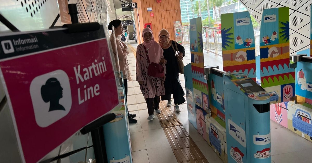 FOTO: Hari Kartini, Penumpang Perempuan Naik TransJakarta, MRT, dan LRT, Bayar Cuma 1 Rupiah