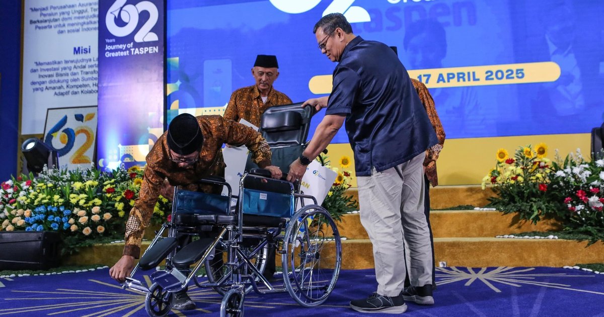 Rayakan 62 Tahun Penuh Kepedulian, TASPEN Berikan Bantuan Kursi Roda kepada Peserta Pensiun